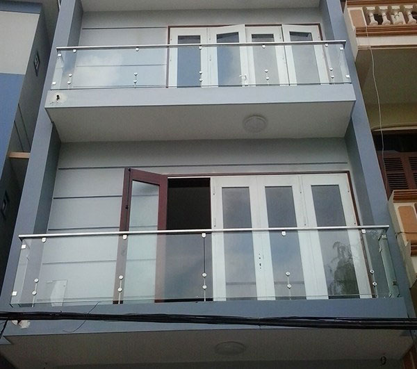 Lan can kính cường lực tay vịn inox.
