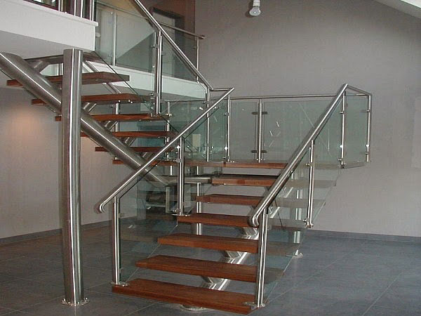 Lan can cầu thang kính cường lực trụ inox