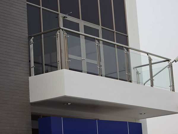 Lan can kính ban công có trụ inox