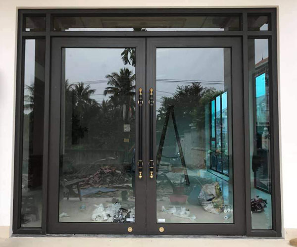 Có nên làm cửa kính cường lực