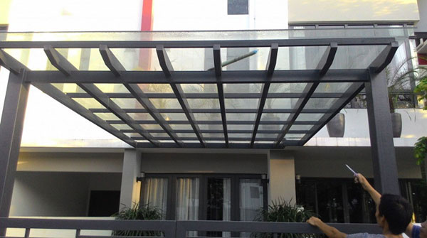 Mẫu mái kính cường lực khung sắt