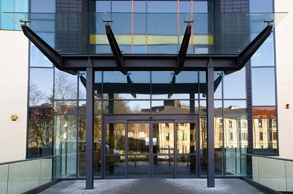 Mẫu mái kính cường lực sảnh lớn