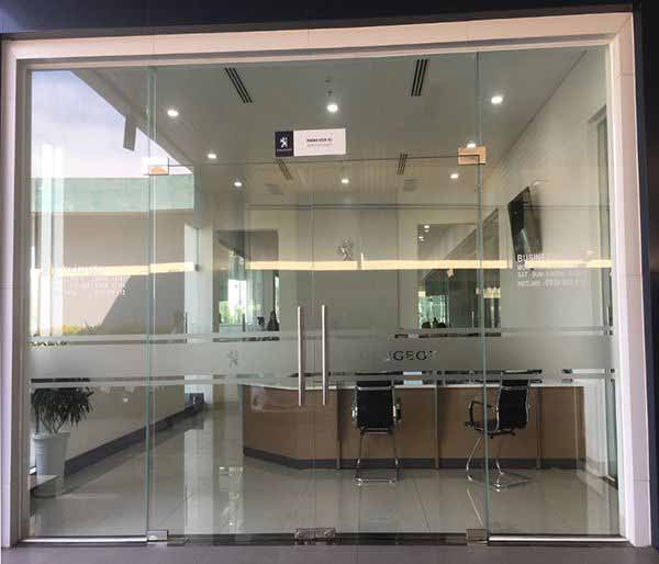 Cửa kính thủy lực với cấu tạo đơn giản mà hiệu quả