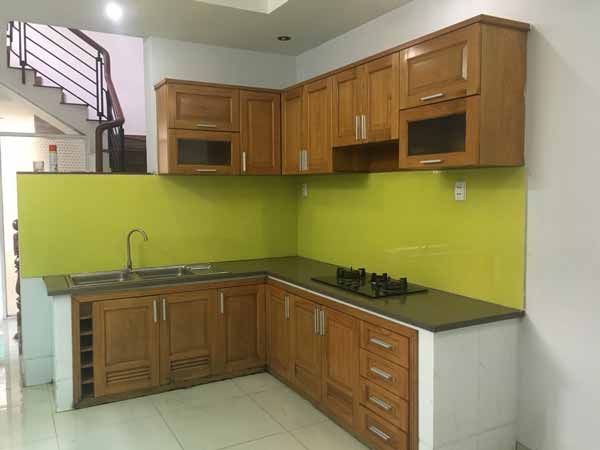 Kính màu ốp bếp có rất nhiều ưu điểm