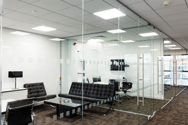 những lợi ích khi sử dụng vách kính ngăn phòng