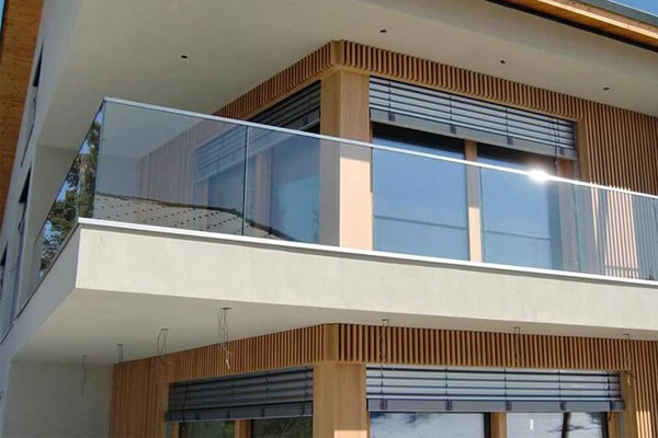 có nên chọn lan can kính cường lực hay lan can gỗ