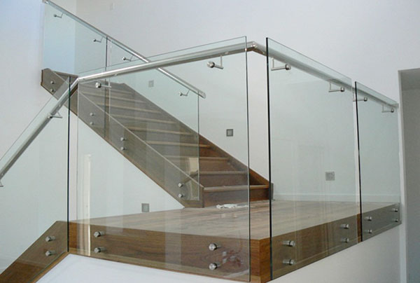 các loại lan can kính cầu thang phổ biến hiện nay