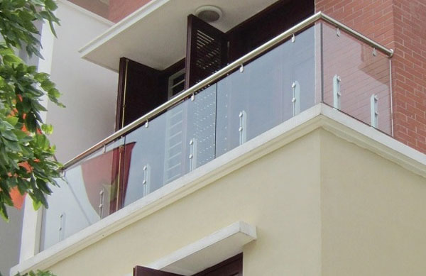 lợi ích khi lắp đặt lan can kính cường lực