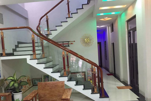 những chú ý khi thi công lan can cầu thang bằng kính