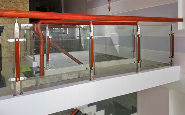 sử dụng lan can kính cường lực có an toàn hay không