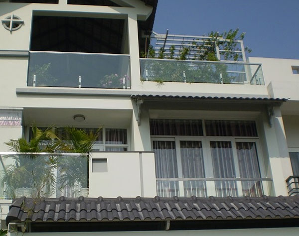 sử dụng lan can kính cường lực có an toàn không