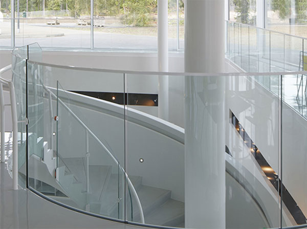 việc sử dụng lan can kính cường lực có an toàn không