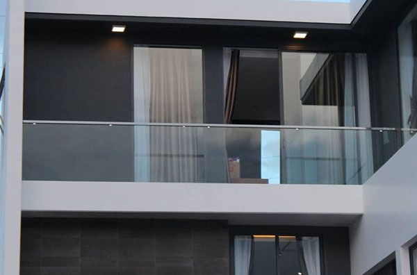 nét đẹp đến từ lan can ban công kính