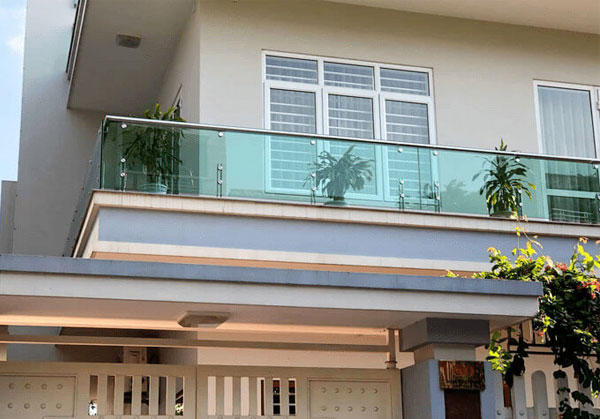 vẻ đẹp đến từ lan can ban công kính