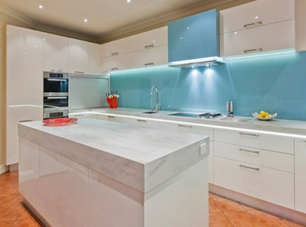 vài điểm so sánh giữa kính ốp bếp với gạch ốp bếp