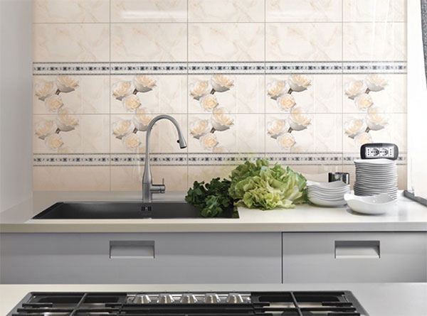 so sánh giữa kính và gạch ốp bếp