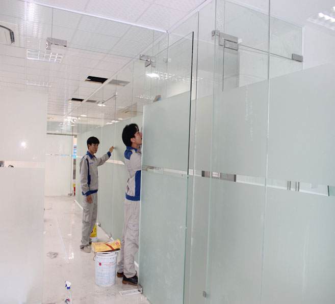 nên sử dụng vách ngăn kính cường lực không