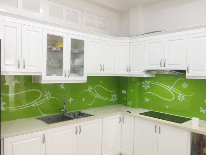 lý do chọn kính màu ốp bếp là gì