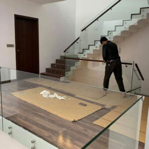 Cách vệ sinh lan can cầu thang kính theo từng trường hợp cụ thể