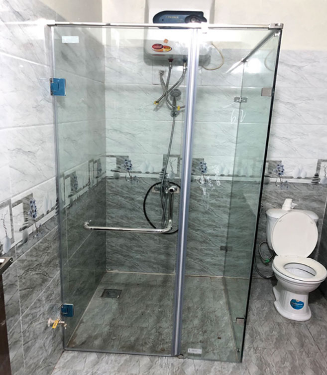 Cách vệ sinh làm sạch vách kính phòng tắm hiệu quả