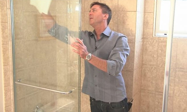 Cách vệ sinh làm sạch vách kính phòng tắm