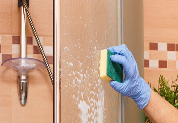 vệ sinh làm sạch vách kính phòng tắm