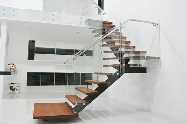 những lưu ý giúp vệ sinh lan can kinh luôn sáng đẹp