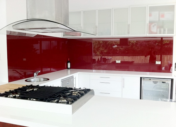 Ưu điểm kính màu ốp bếp