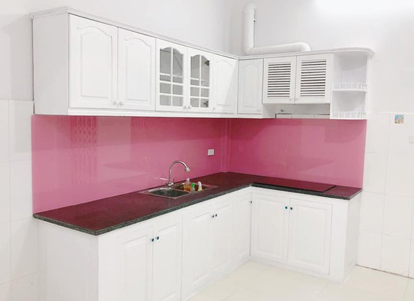 Ưu điểm về kính màu ốp bếp