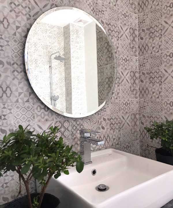 Điểm khác biệt giữa gương bỉ và gương thường