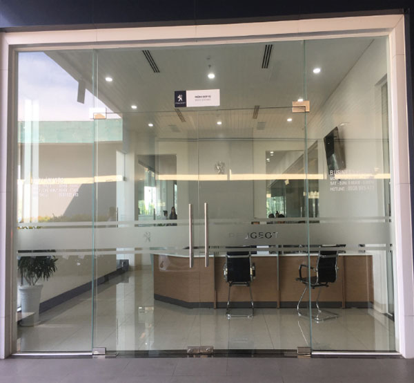 Ưu điểm của cửa kính cường lực mở quay là gì