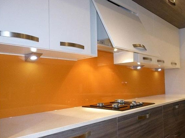 vệ sinh kính ốp bếp