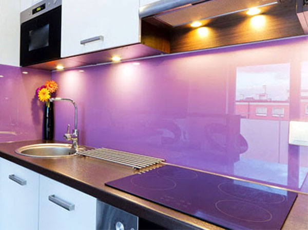 Vệ sinh kính màu ốp bếp