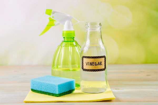Tẩy cặn canxi trên vách kính