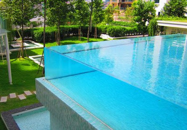 lý do nên sử dụng vách kính bể bơi
