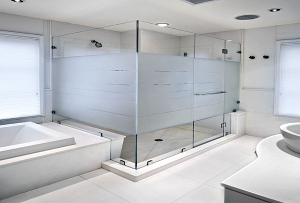 chọn sử dụng phòng tắm kính trong suốt hay kính mờ