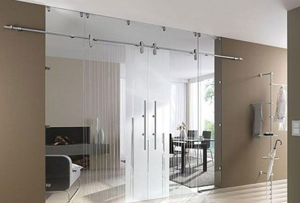 chọn cửa kính cường lực trượt lùa hay mở quay