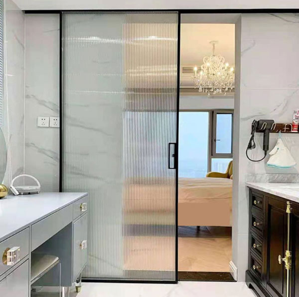 nên chọn cửa kính cường lực trượt lùa hay mở quay