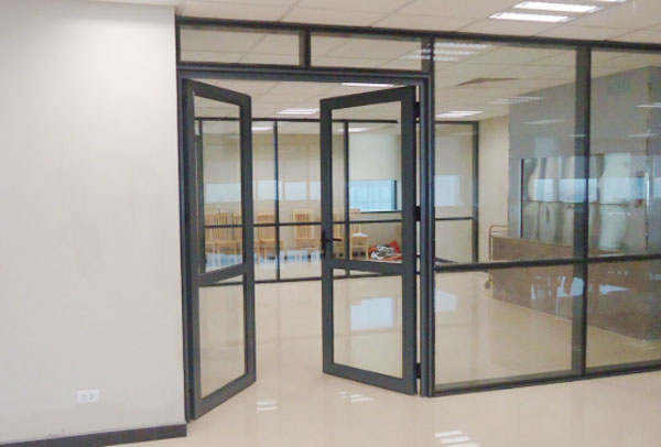 nên lựa chọn cửa kính cường lực trượt lùa hay mở quay