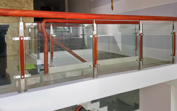 lan can kính chân trụ tại hải phòng