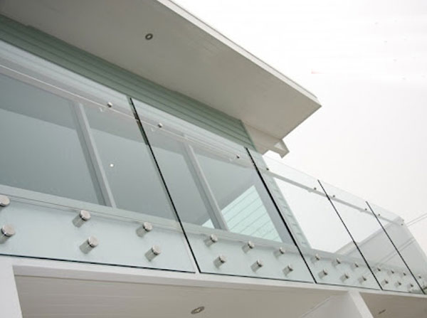 lan can kính ốp hông tại hải phòng