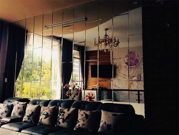 ưu điểm nhược điểm gương ghép tường phòng khách